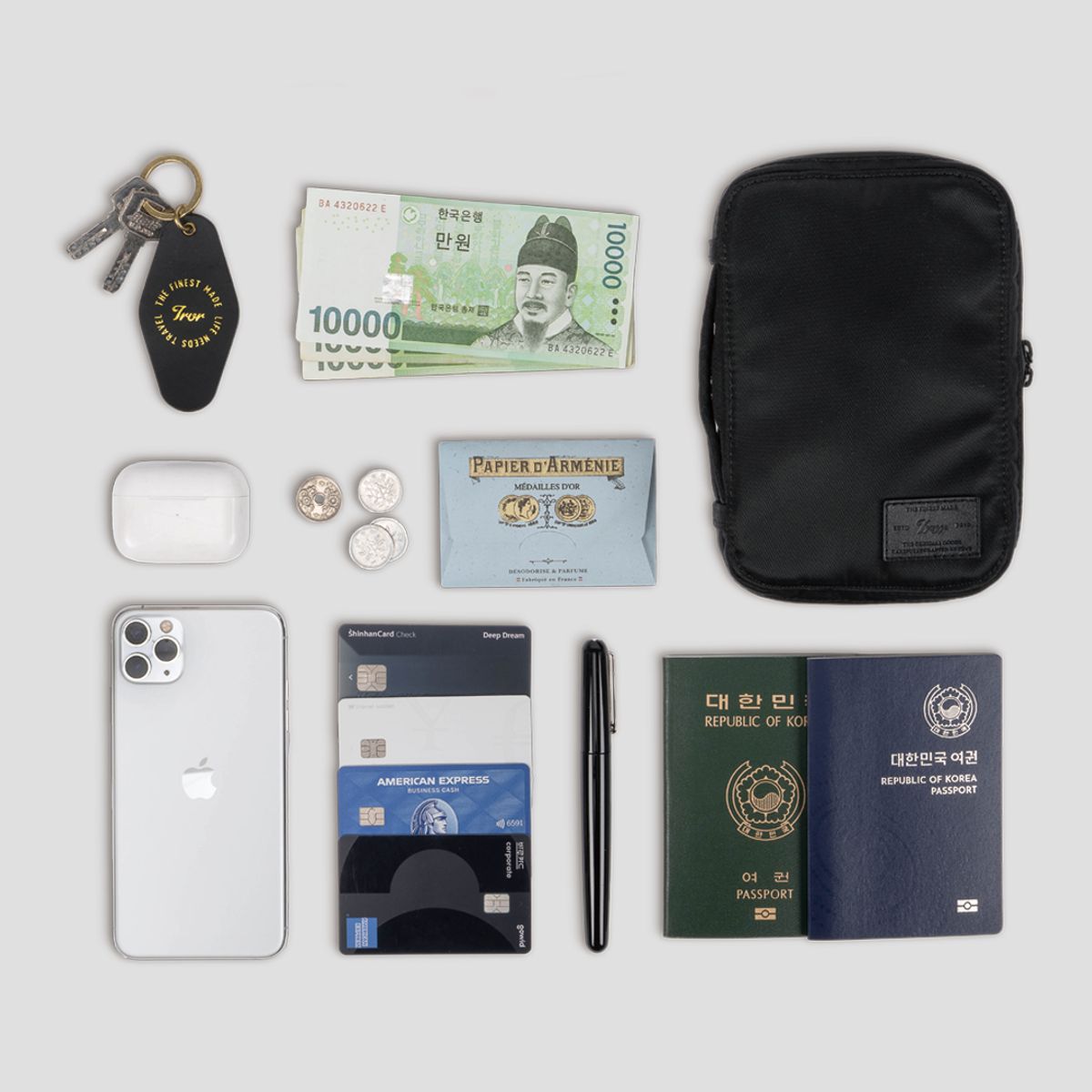 티알브이알(TRVR) Staple Passport Pouch Black