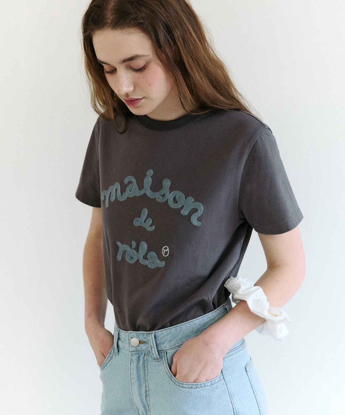 로라로라(ROLAROLA) MAISON DE ROLA EMBROIDERY T-SHIRT CHARCOAL