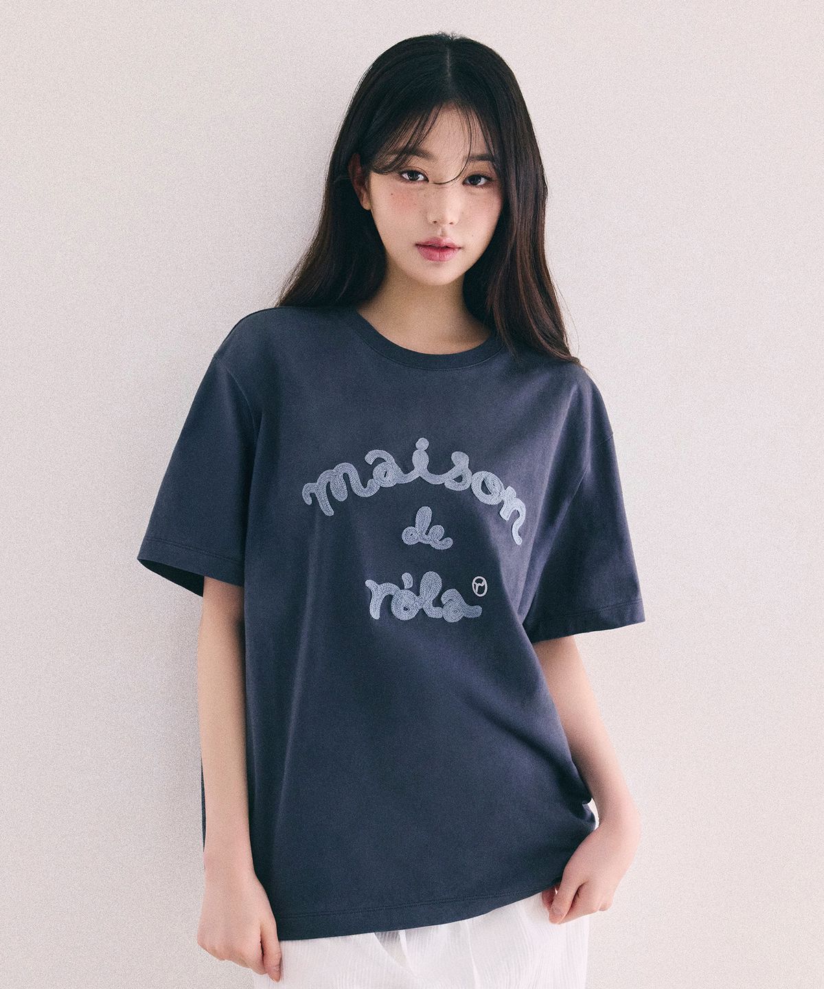 로라로라(ROLAROLA) MAISON DE ROLA EMBROIDERY LOOSE FIT T-SHIRT CHARCOAL GRAY