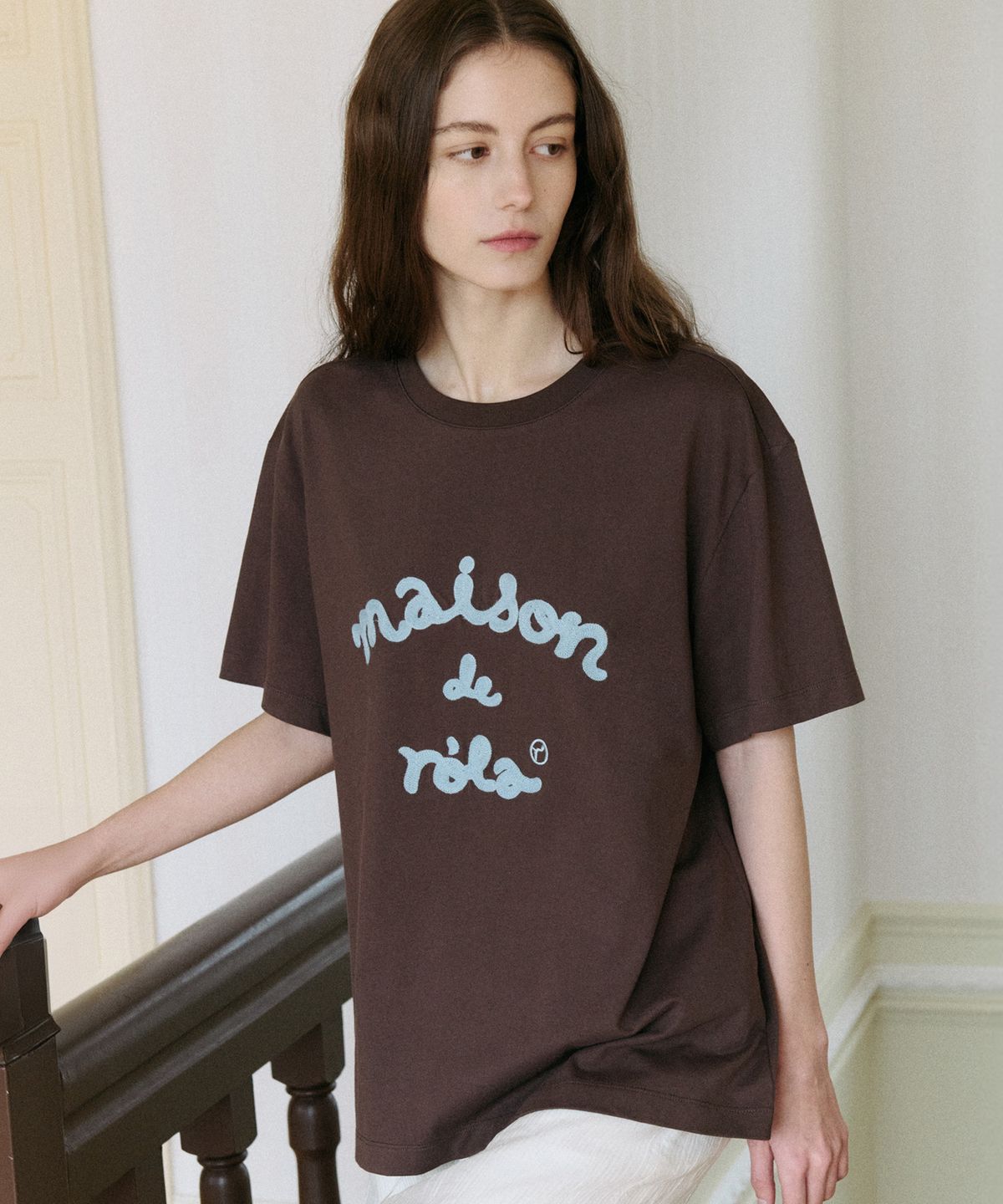 로라로라(ROLAROLA) MAISON DE ROLA EMBROIDERY LOOSE FIT T-SHIRT BROWN
