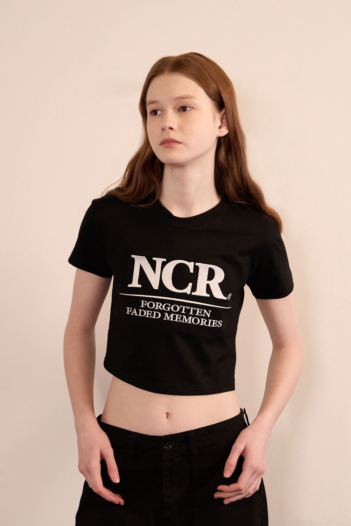 앤커버(NCOVER) NCR 시그니처 크롭 반팔 티셔츠 2컬러