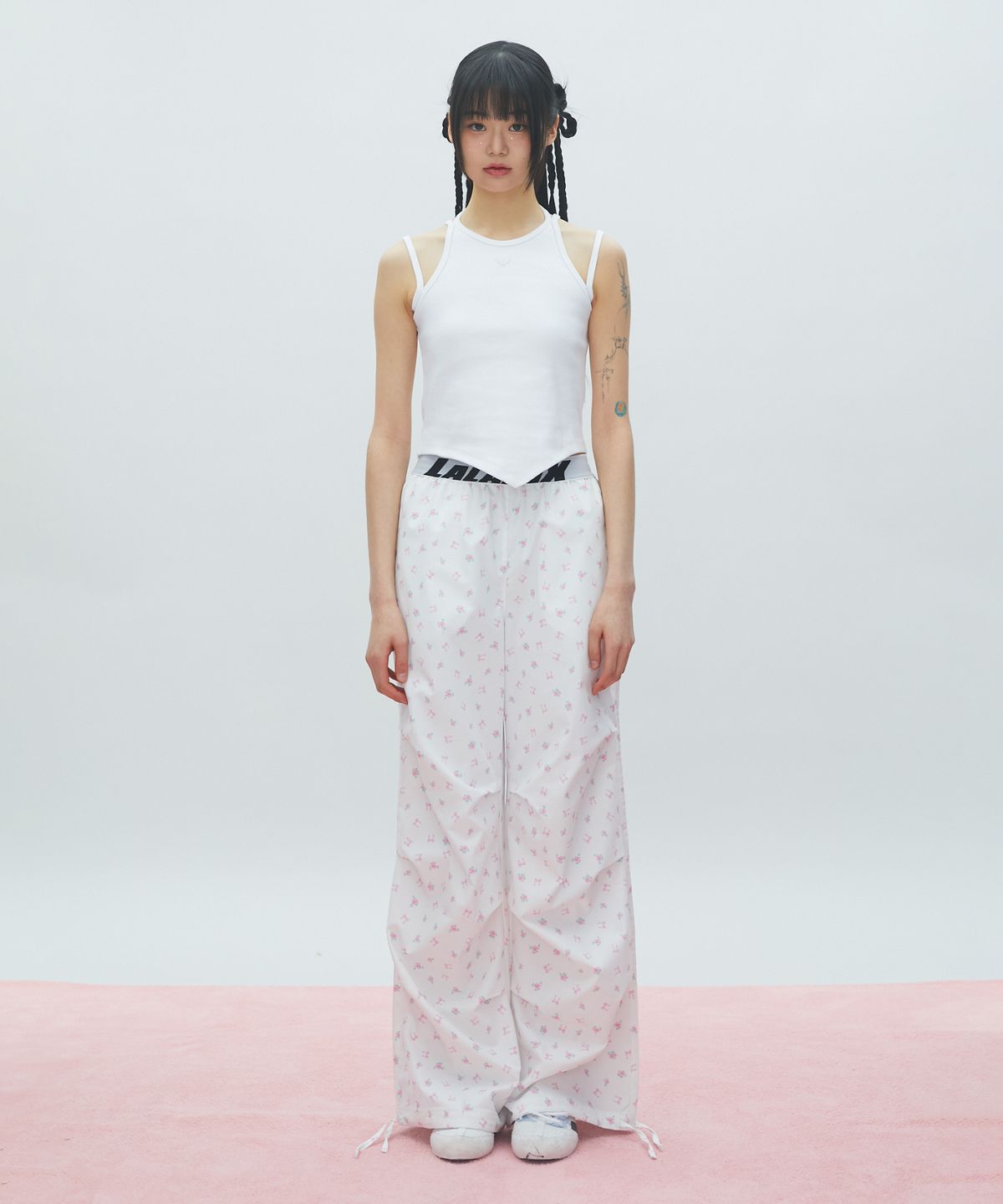 라라폭스(LALAFOX) FLOWER PRINT WIDE TRACK PANTS 나일론 트랙 팬츠 WHITE BR2WP001