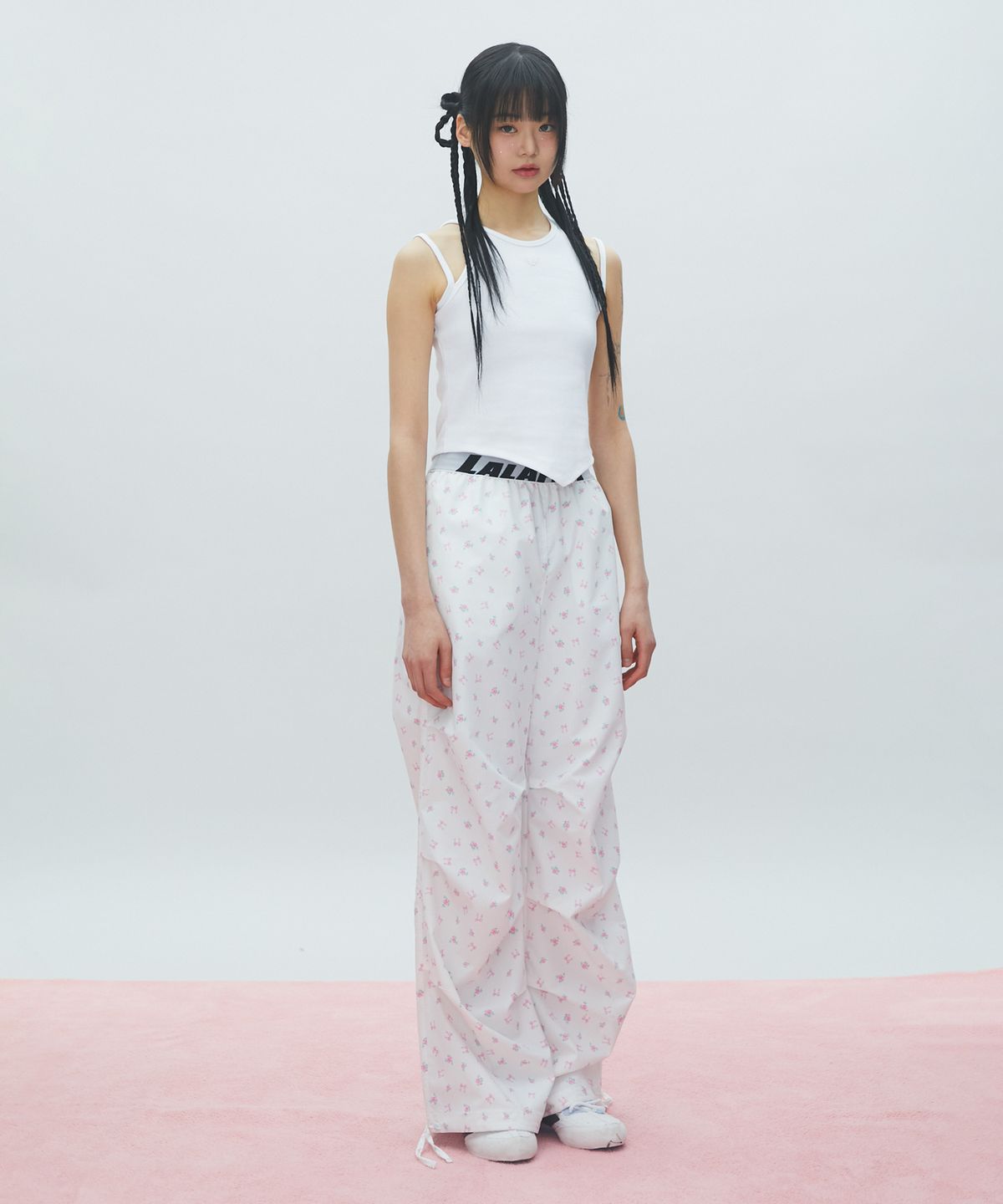 라라폭스(LALAFOX) FLOWER PRINT WIDE TRACK PANTS 나일론 트랙 팬츠 WHITE BR2WP001