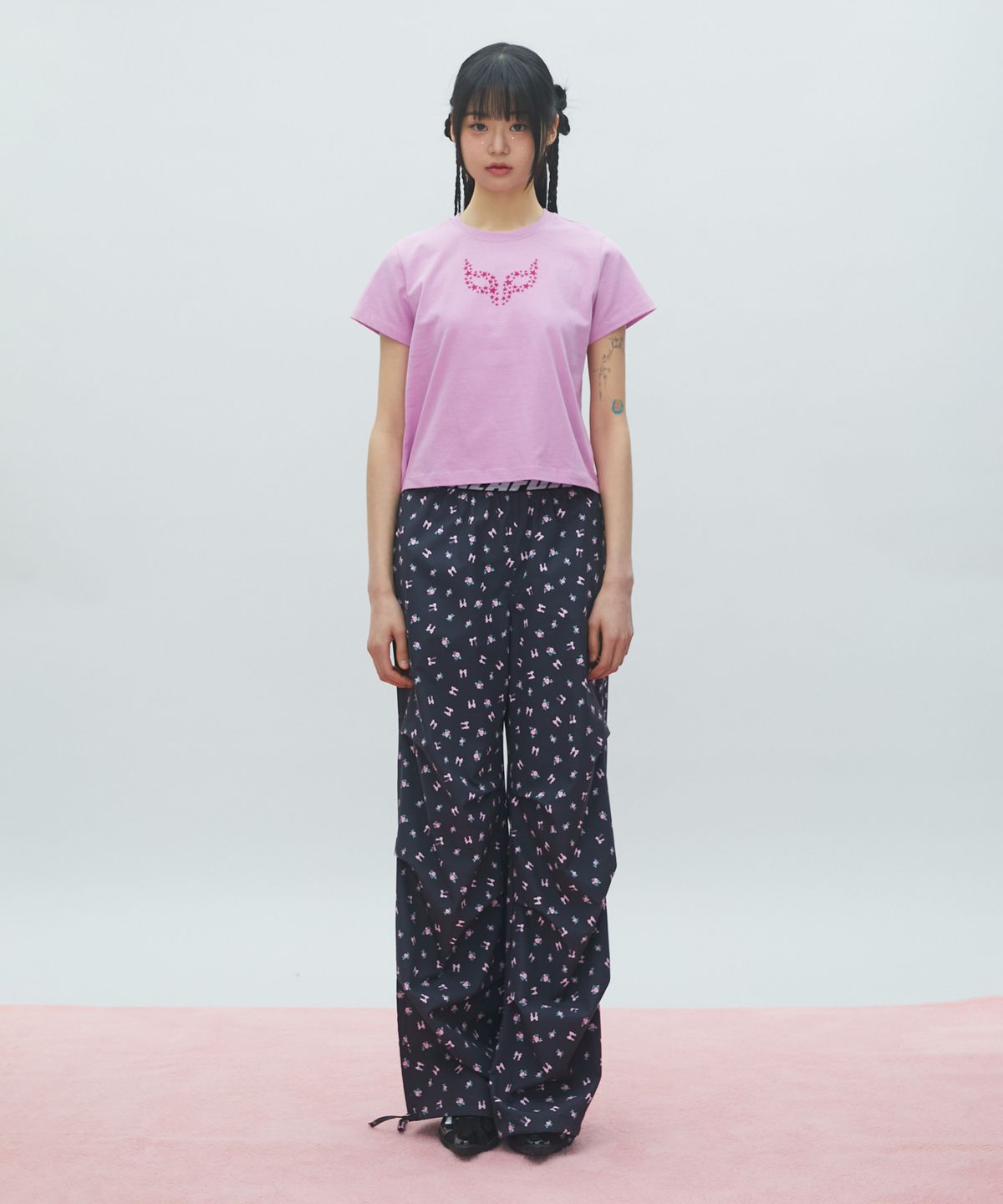 라라폭스(LALAFOX) FLOWER PRINT WIDE TRACK PANTS 나일론 트랙 팬츠 CHARCOAL BR2WP002
