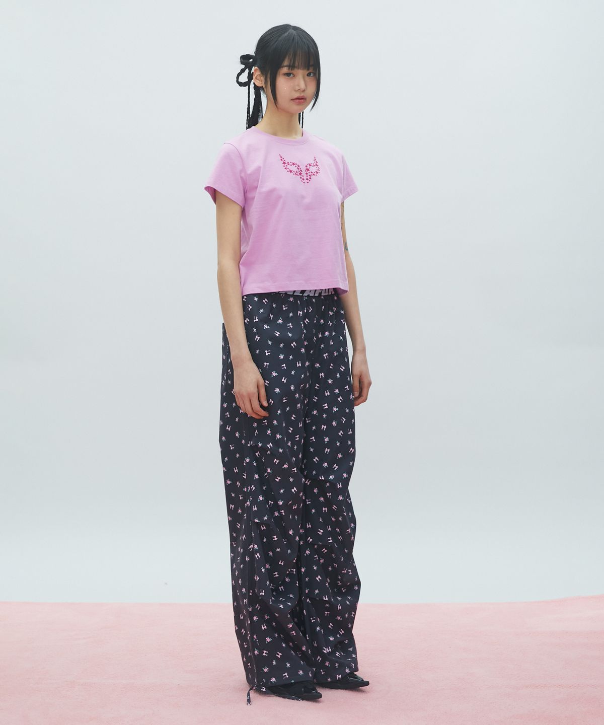 라라폭스(LALAFOX) FLOWER PRINT WIDE TRACK PANTS 나일론 트랙 팬츠 CHARCOAL BR2WP002