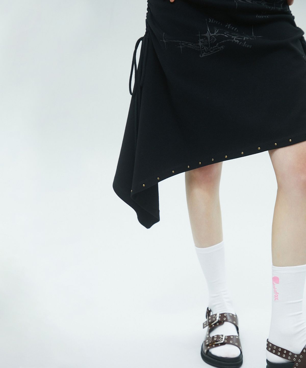 라라폭스(LALAFOX) UNBALANCE SHIRRING MIDI SKIRT 언밸런스 미디 스커트 BLACK BR2CS002