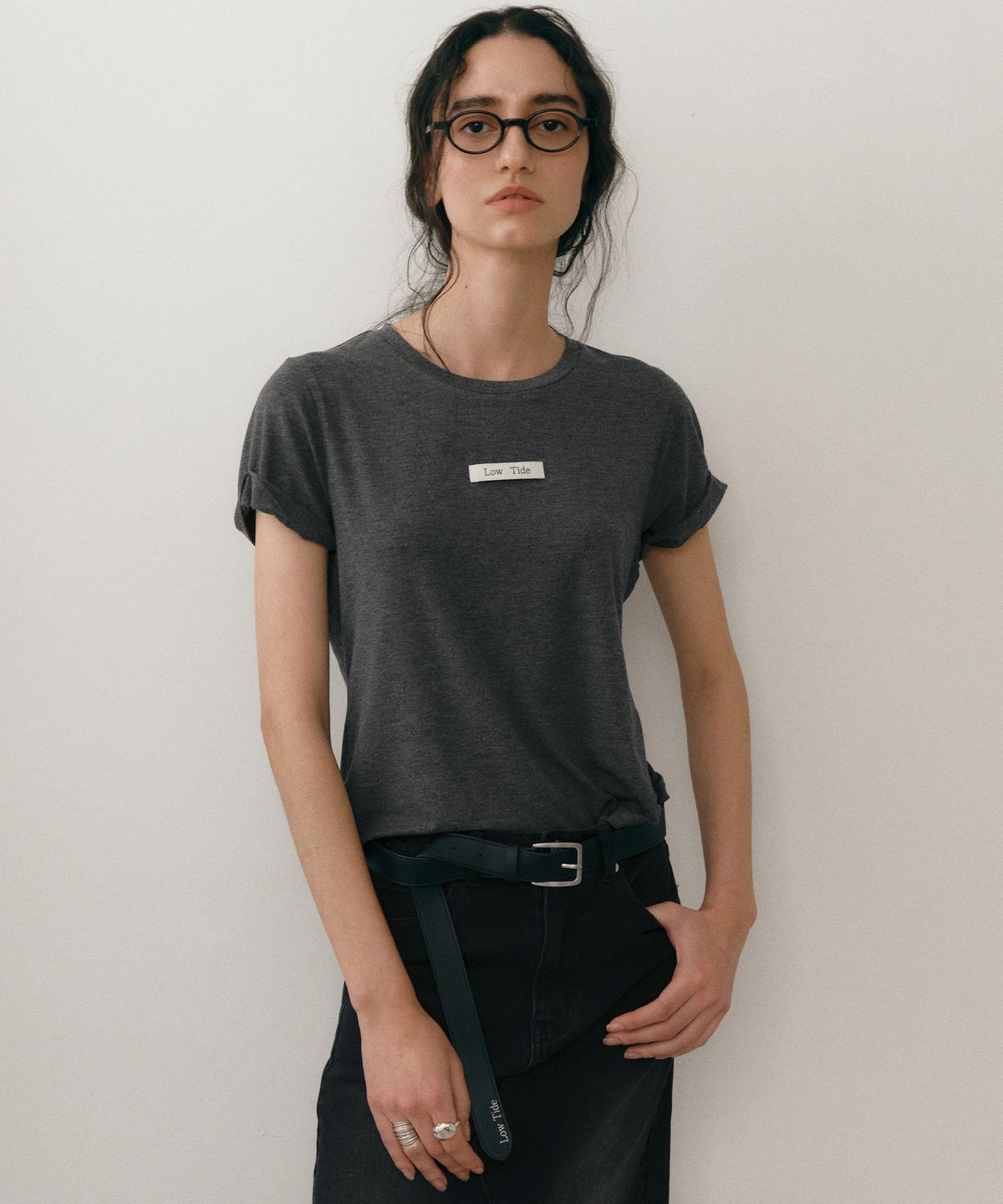 로우타이드(LOW TIDE) ROLL UP LABEL T-SHIRT [CHARCOAL]