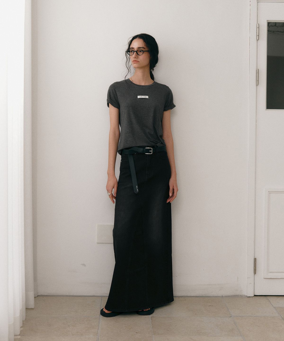 로우타이드(LOW TIDE) ROLL UP LABEL T-SHIRT [CHARCOAL]
