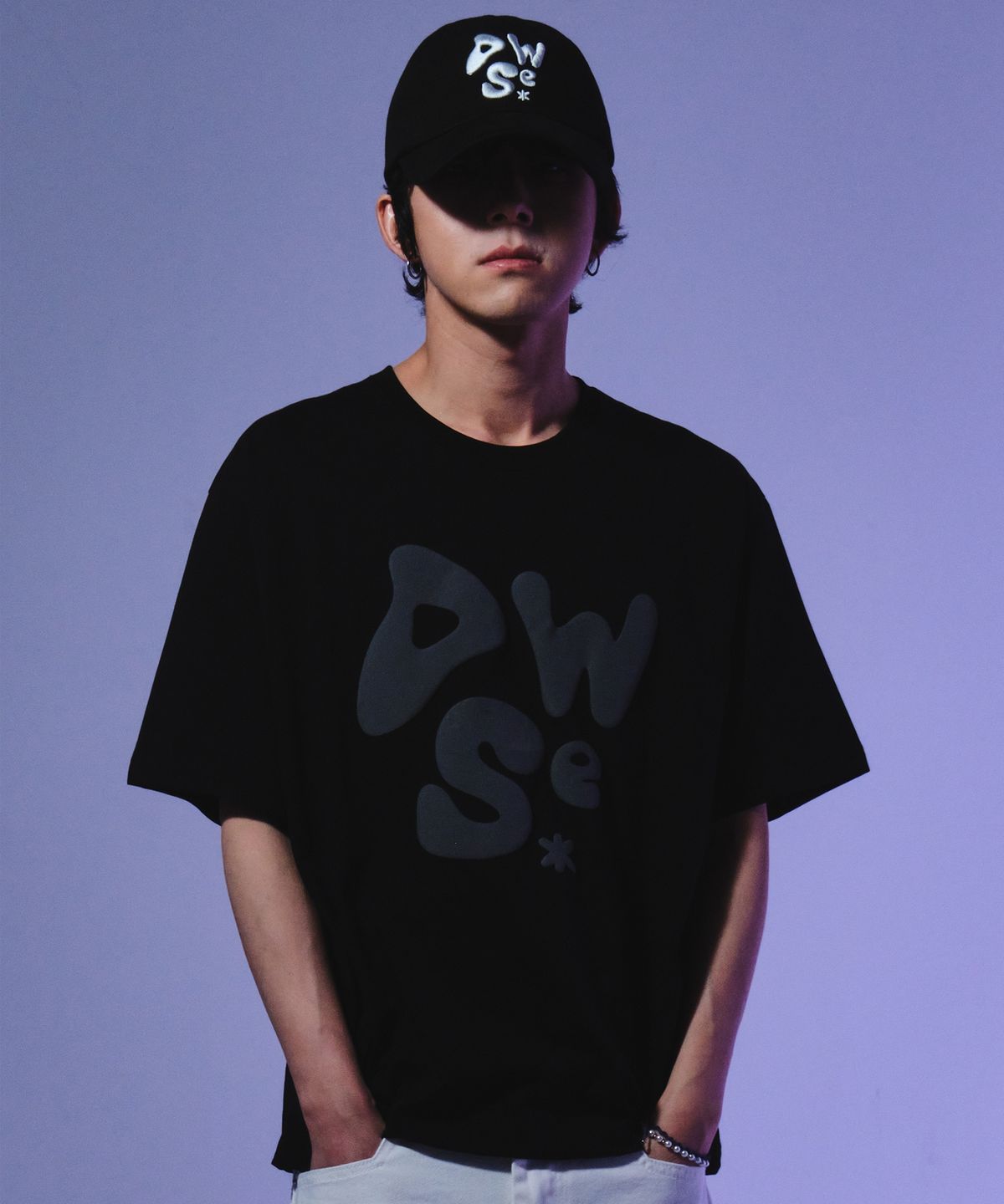 디더블유에스이(DWSE) 라운드 로고 티셔츠(블랙)