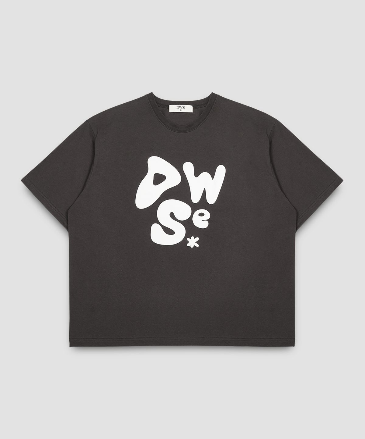 디더블유에스이(DWSE) 라운드 로고 티셔츠(차콜)