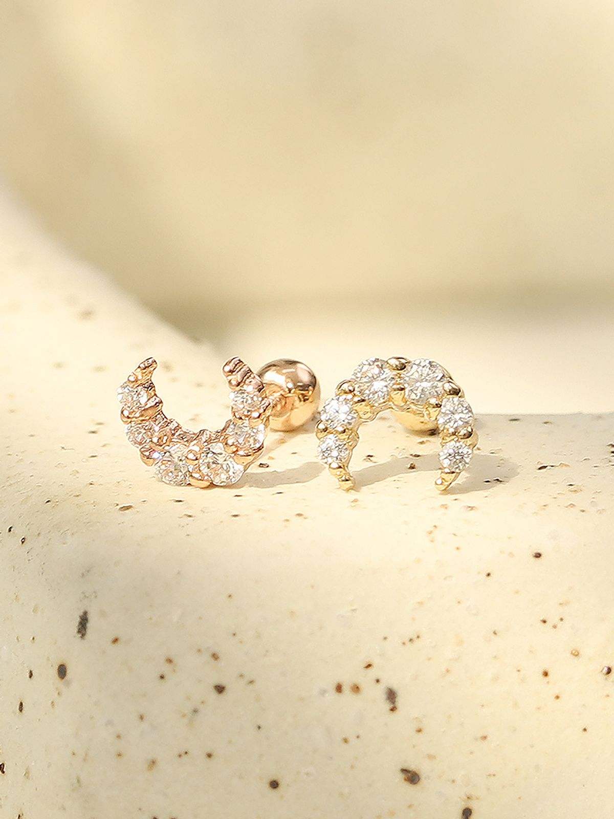 미니멀피어싱(MINIMALPIERCING) 14K 크리스탈 초승달 피어싱 귀걸이