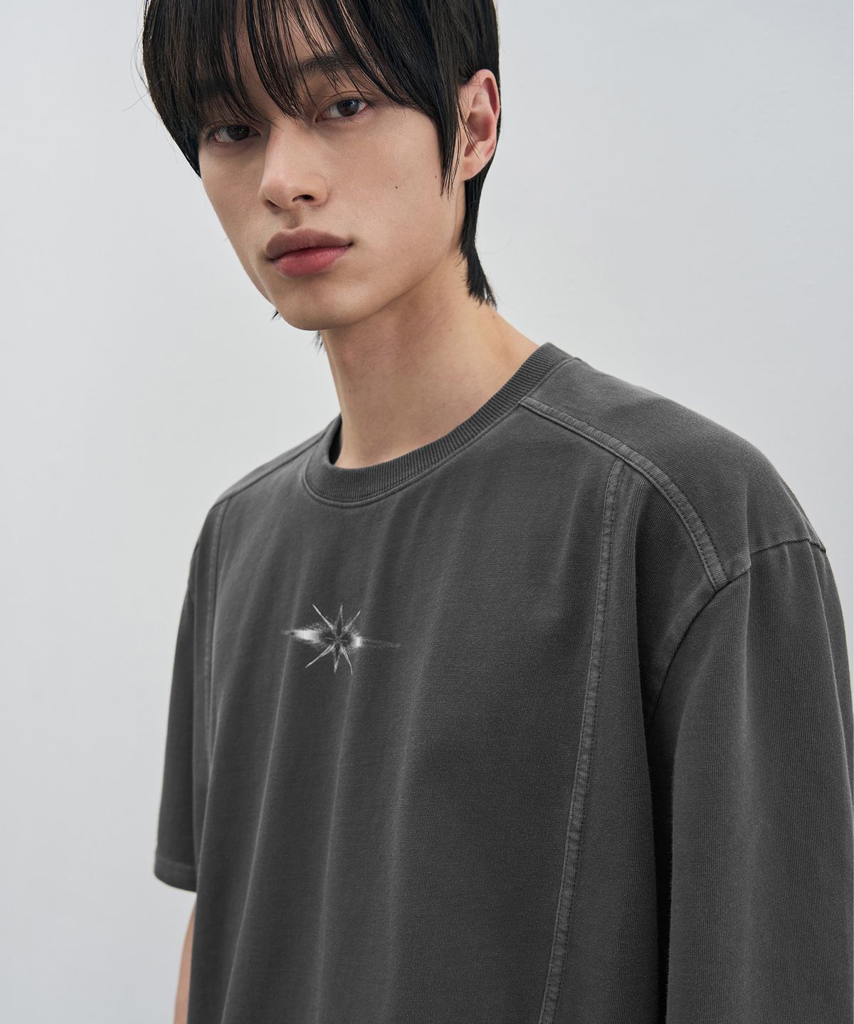 드로우핏(DRAW FIT) 루미너스 라인 피그먼트 티셔츠 [CHARCOAL]