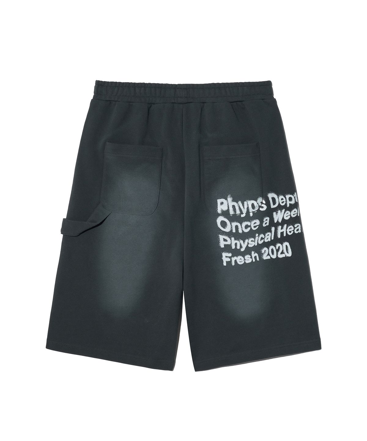 피지컬 디파트먼트(PHYSICAL DEPARTMENT) 오버 타이포 스프레이 다잉 카펜터 스웻쇼츠_차콜