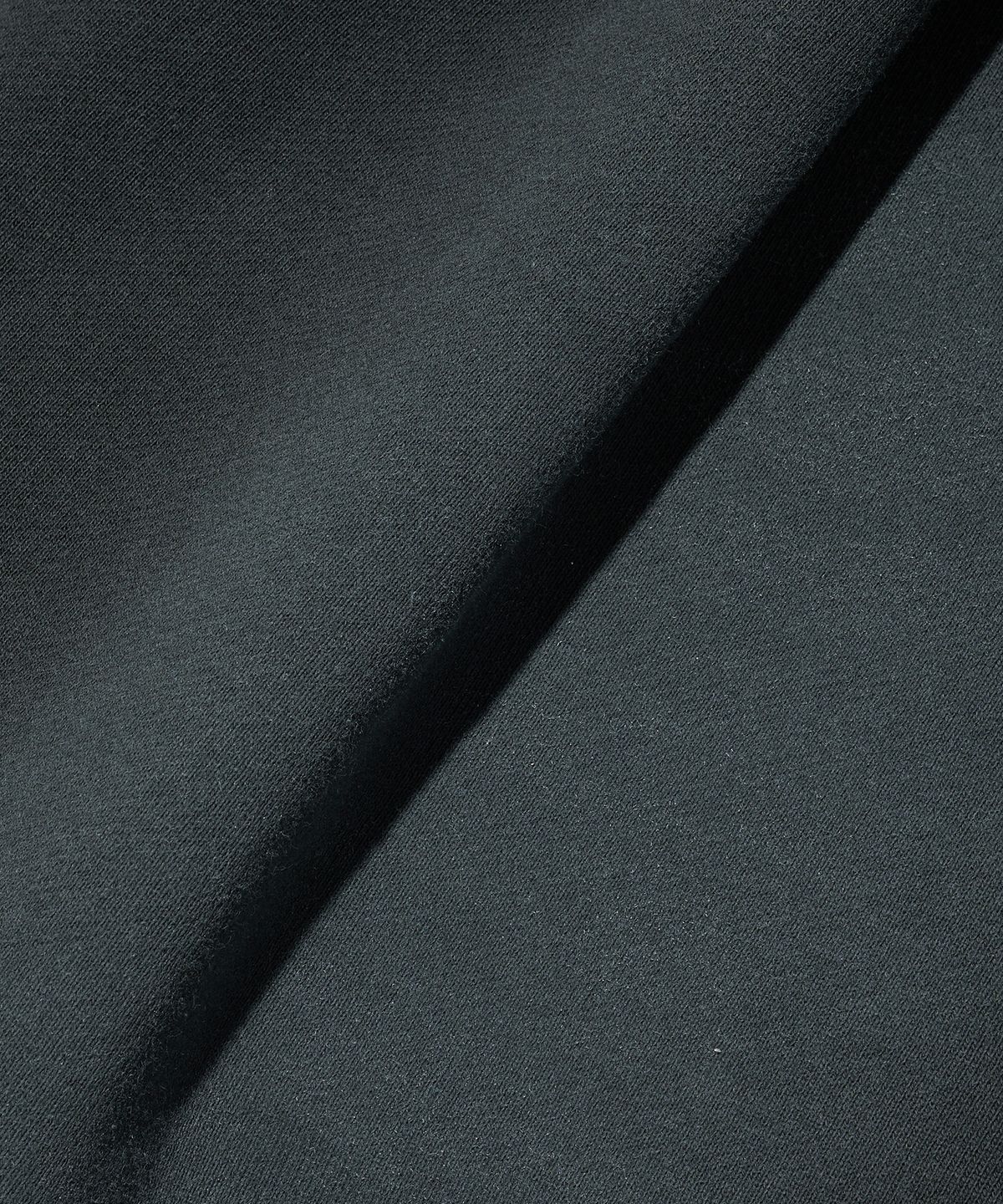 피지컬 디파트먼트(PHYSICAL DEPARTMENT) 오버 타이포 스프레이 다잉 카펜터 스웻쇼츠_차콜
