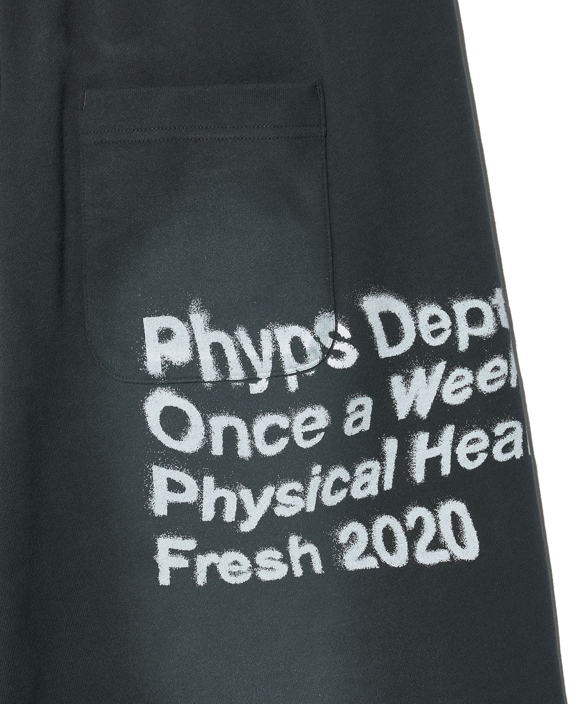 피지컬 디파트먼트(PHYSICAL DEPARTMENT) 오버 타이포 스프레이 다잉 카펜터 스웻쇼츠_차콜