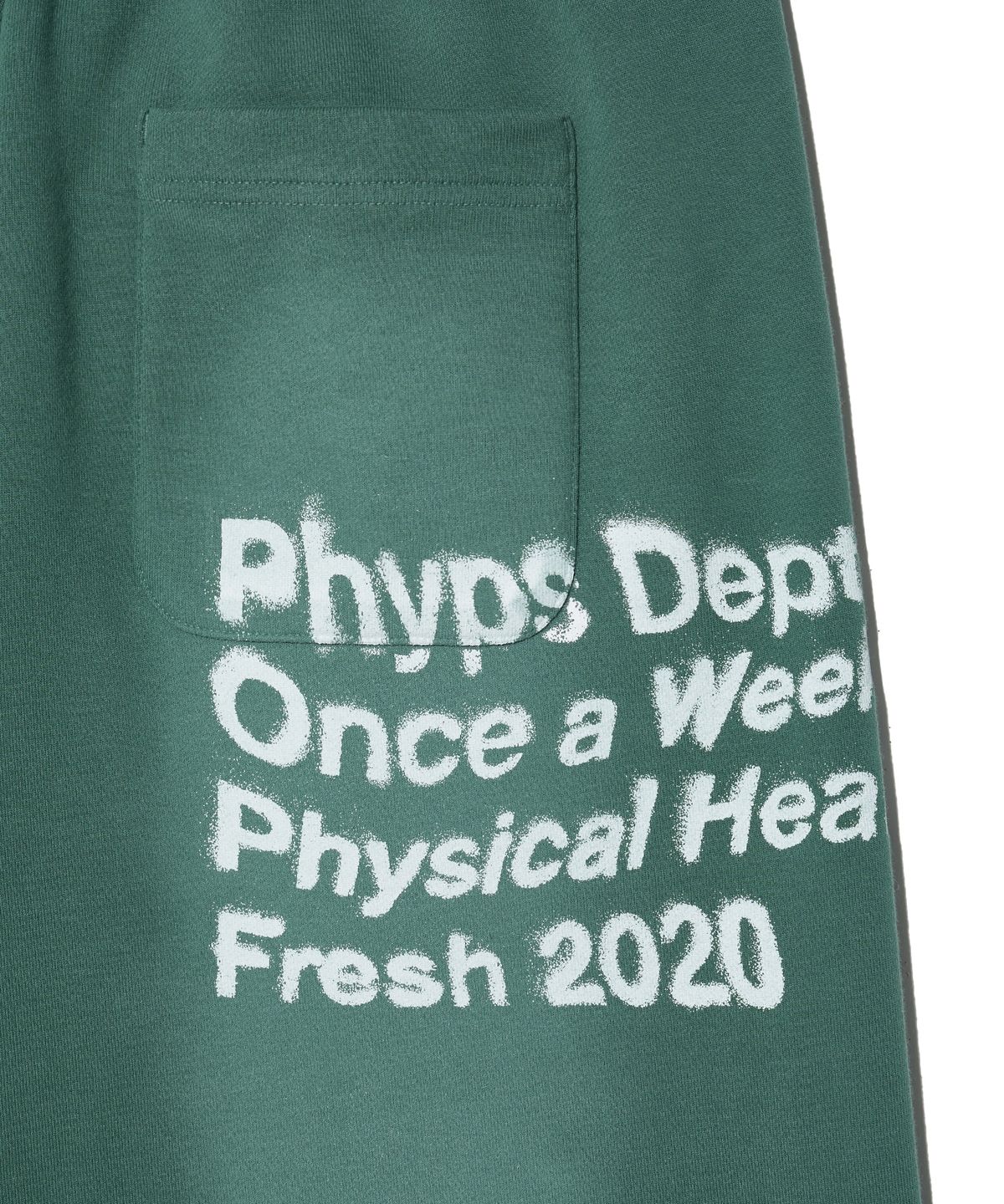 피지컬 디파트먼트(PHYSICAL DEPARTMENT) 오버 타이포 스프레이 다잉 카펜터 스웻쇼츠_그린