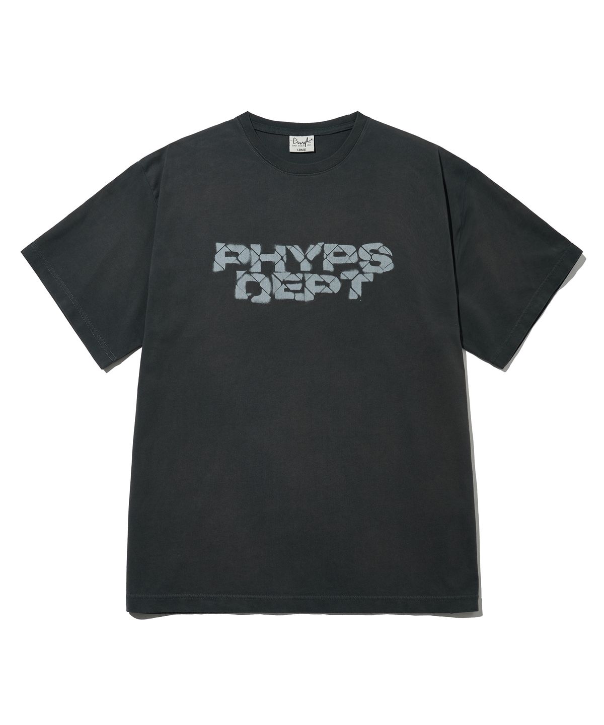 피지컬 디파트먼트(PHYSICAL DEPARTMENT) 타이포 스프레이 반팔티셔츠_차콜