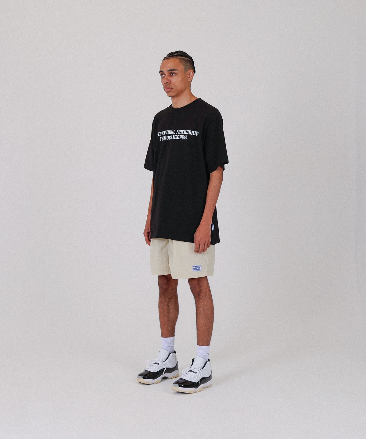 올데이훕스(ALL DAY HOOPS) 국제우정 로고 반팔티 블랙