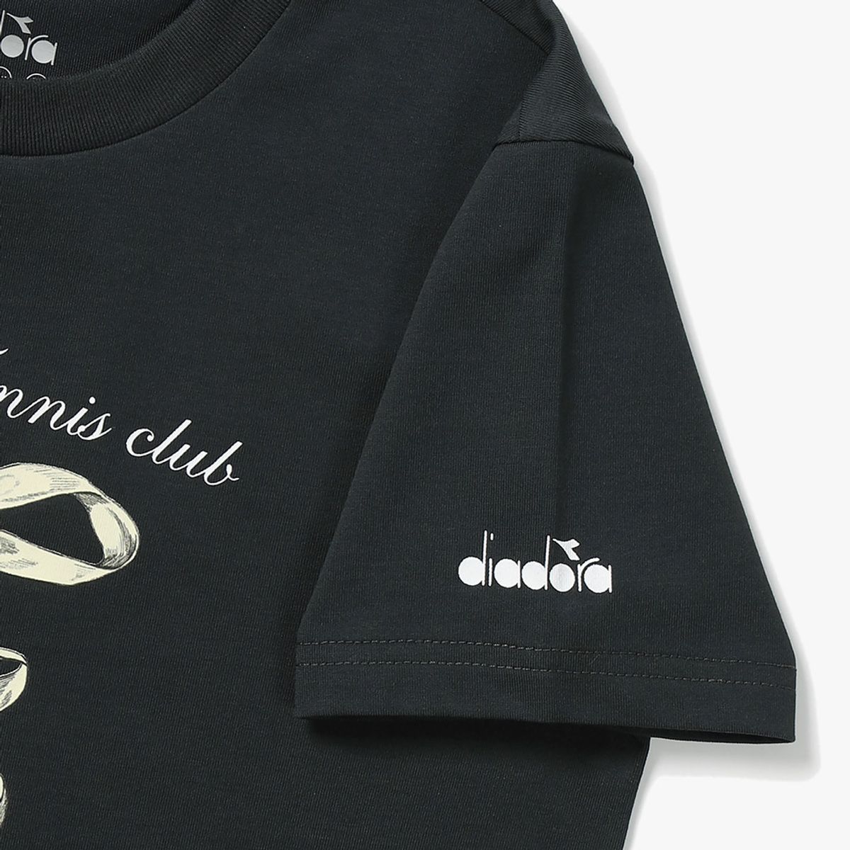 디아도라(diadora) 테니스 리본 그래픽 반팔 티셔츠 DARK GREY