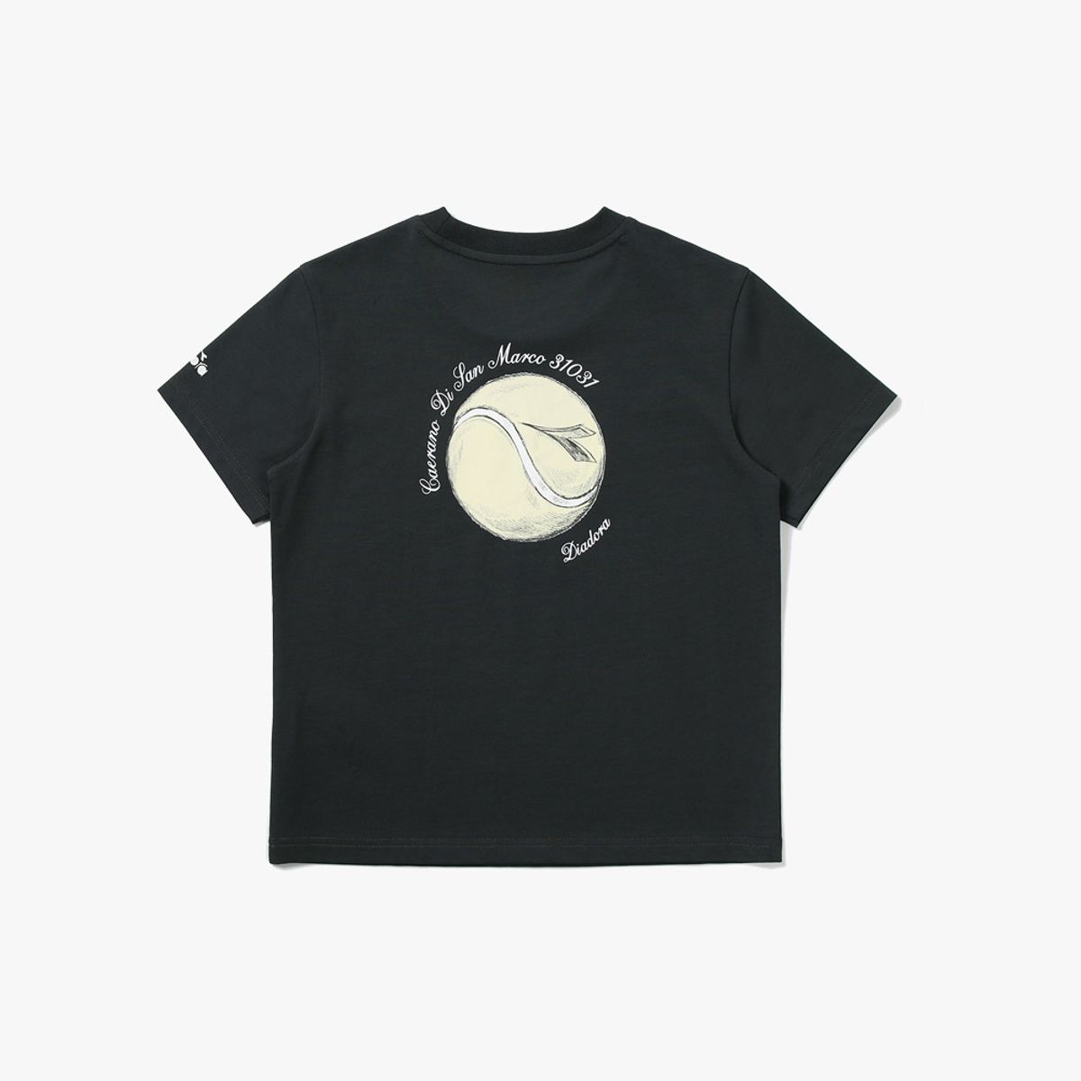 디아도라(diadora) 테니스 리본 그래픽 반팔 티셔츠 DARK GREY