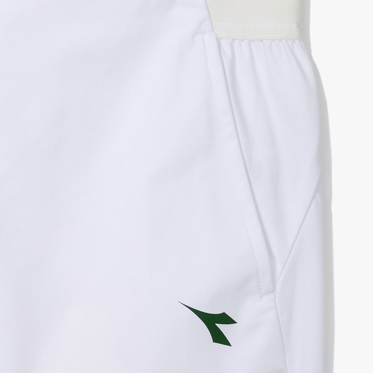 디아도라(diadora) 소프트 스트레치 쇼츠 우먼 WHITE