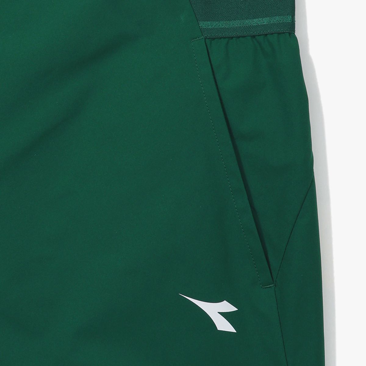 디아도라(diadora) 소프트 스트레치 쇼츠 우먼 GREEN