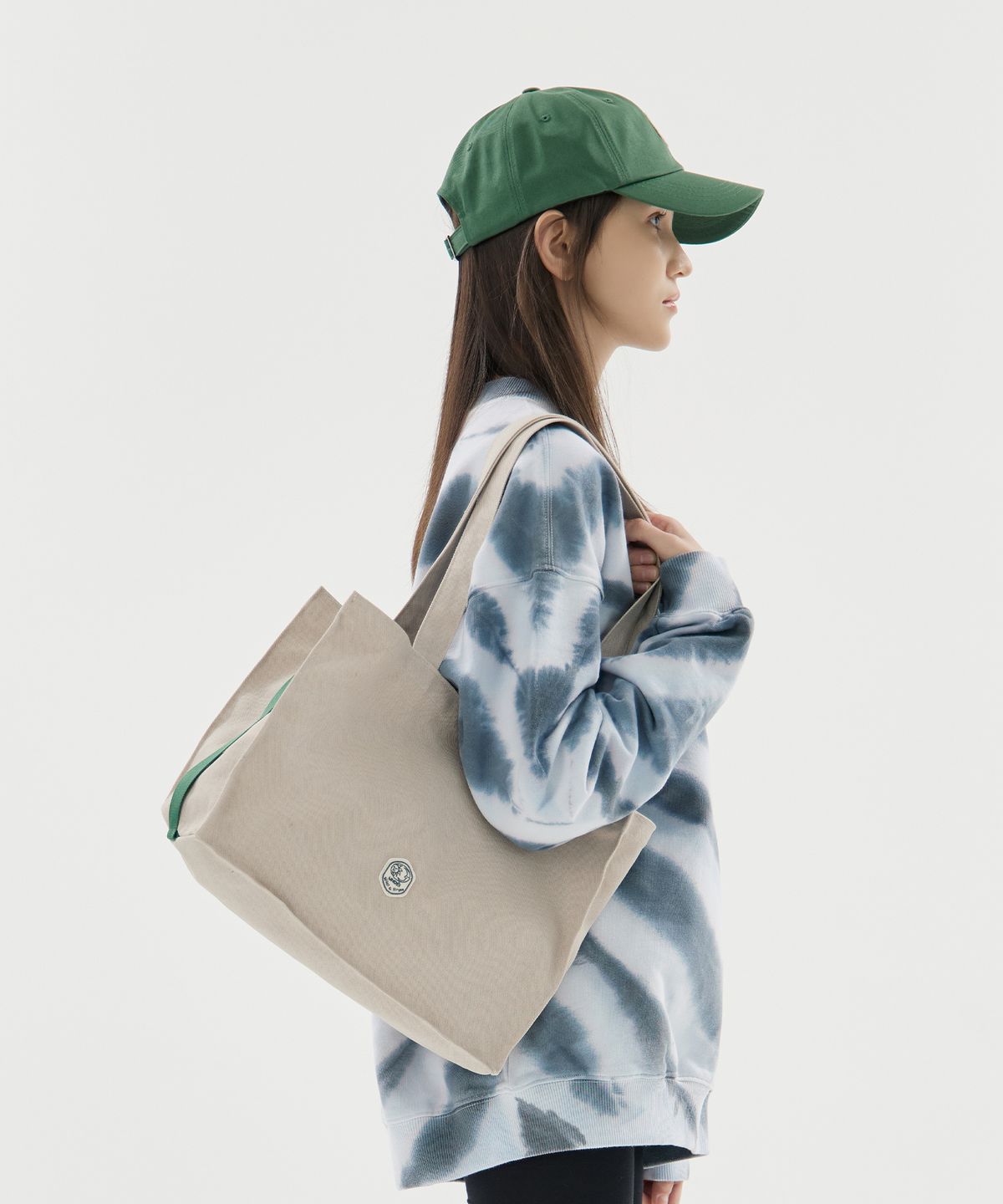 운트에이(UNDEI) 타이 다이 사선 스트라이프 스웻셔츠 네이비