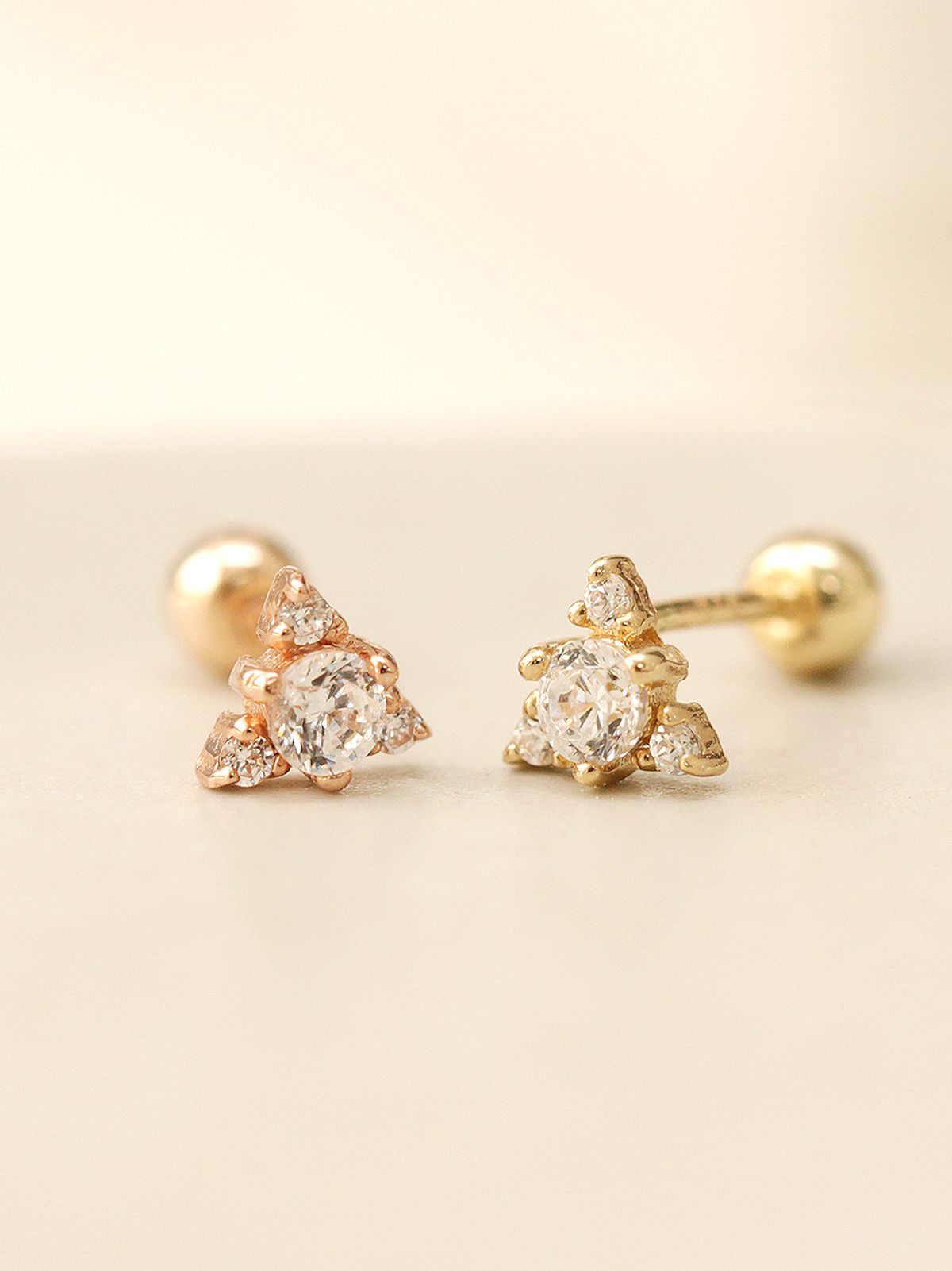 미니멀피어싱(MINIMALPIERCING) 14K 미니 포인트 삼각 큐빅 피어싱 귀걸이