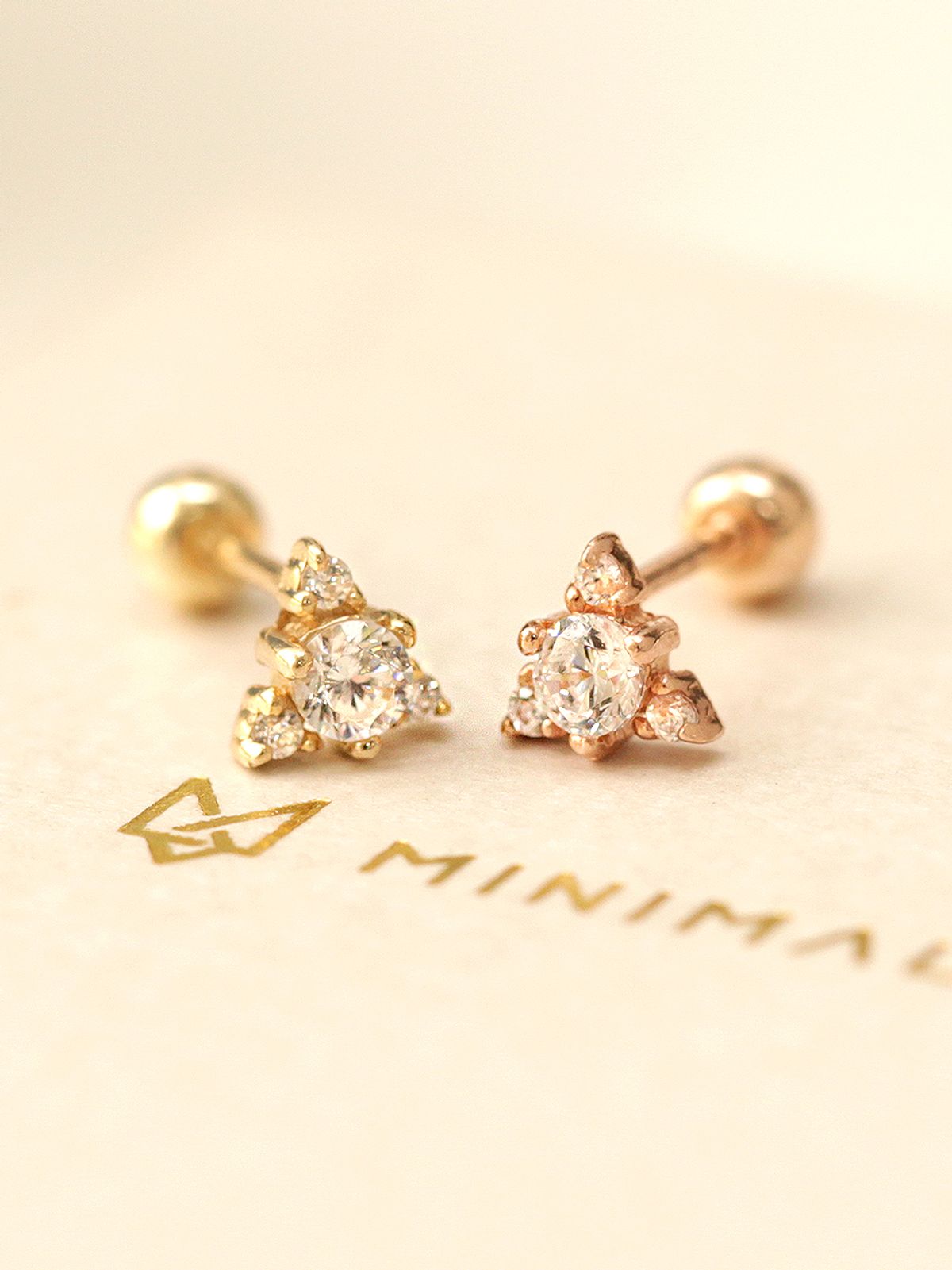 미니멀피어싱(MINIMALPIERCING) 14K 미니 포인트 삼각 큐빅 피어싱 귀걸이