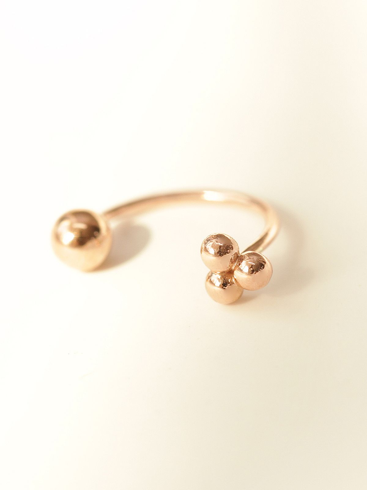 미니멀피어싱(MINIMALPIERCING) 14K 삼각볼 커브 링 피어싱 귀걸이