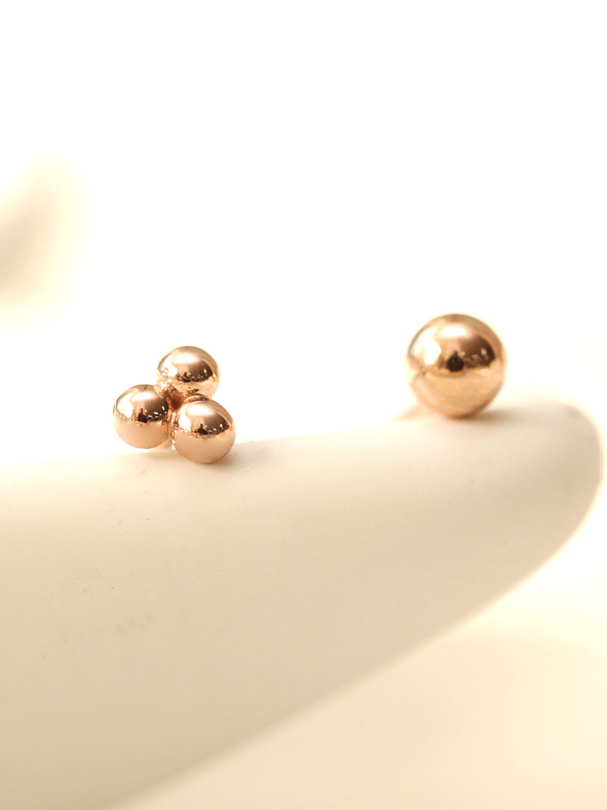 미니멀피어싱(MINIMALPIERCING) 14K 삼각볼 커브 링 피어싱 귀걸이