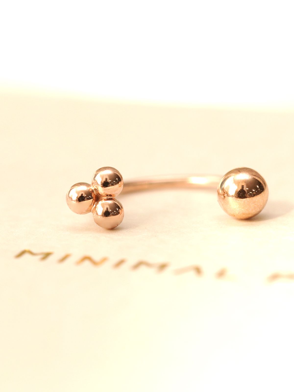 미니멀피어싱(MINIMALPIERCING) 14K 삼각볼 커브 링 피어싱 귀걸이