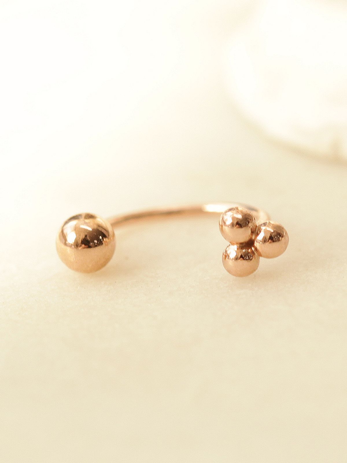 미니멀피어싱(MINIMALPIERCING) 14K 삼각볼 커브 링 피어싱 귀걸이