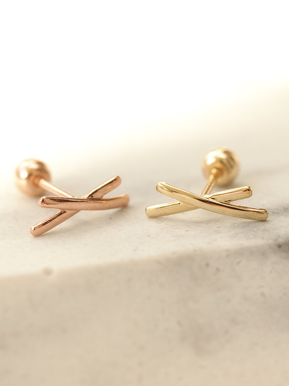 미니멀피어싱(MINIMALPIERCING) 14K 골드 크로스 피어싱 귀걸이
