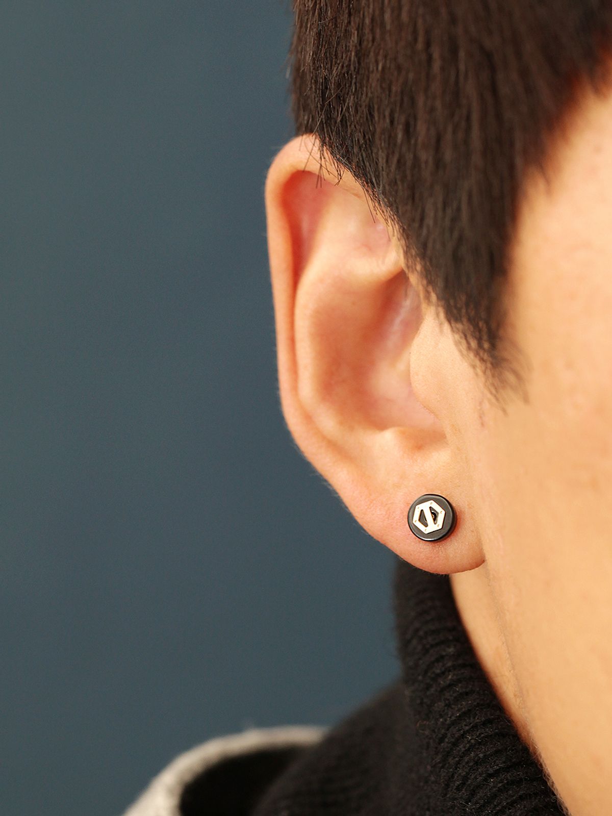 미니멀피어싱(MINIMALPIERCING) 14K 블랙 오닉스 골드 맨 피어싱 귀걸이