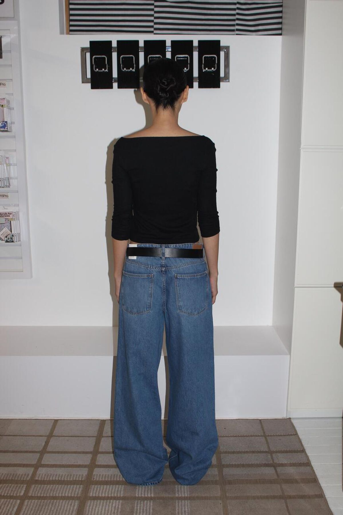 어텐즈(ATTENDS) Restrained boat neck tee shirt (Black)
