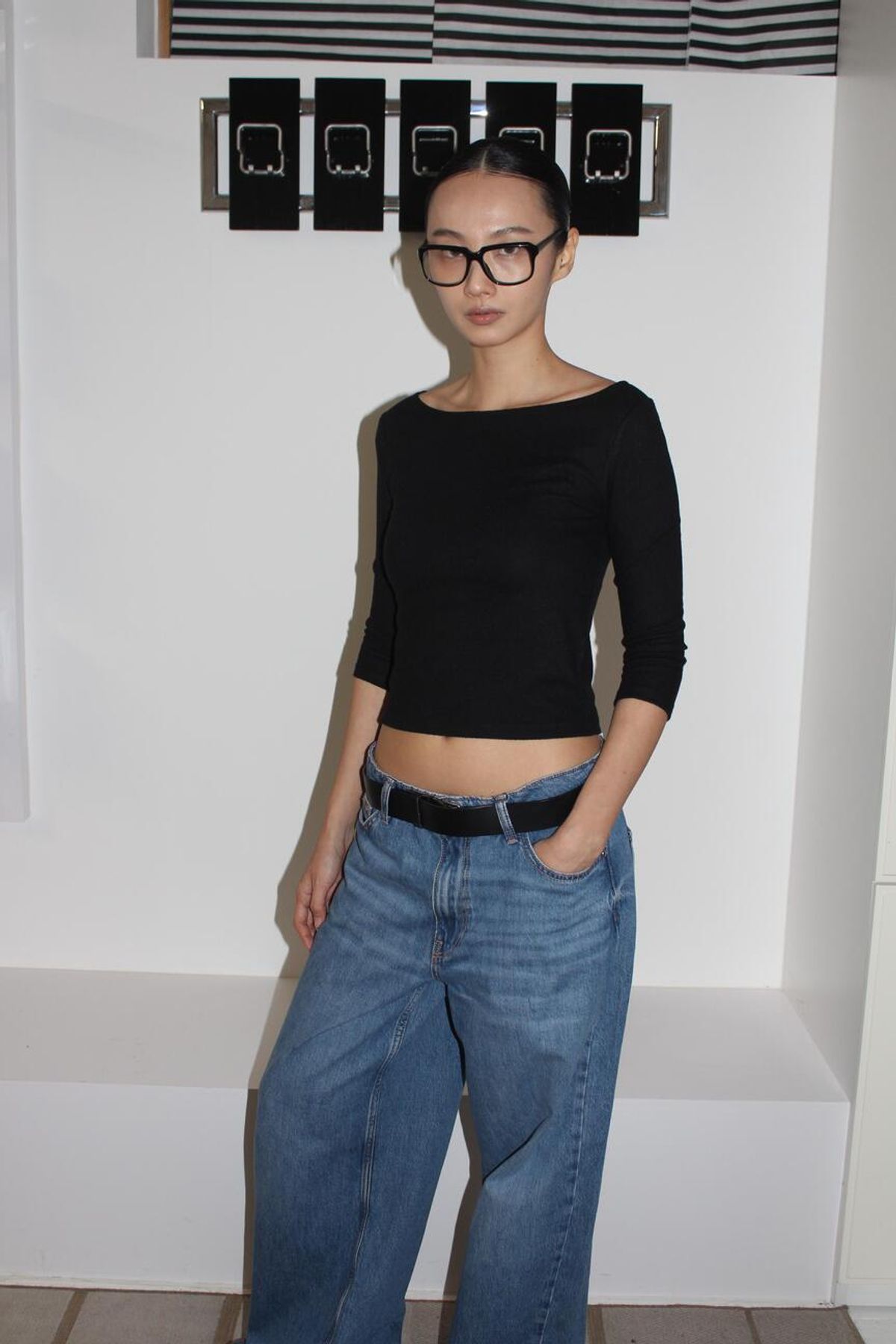 어텐즈(ATTENDS) Restrained boat neck tee shirt (Black)