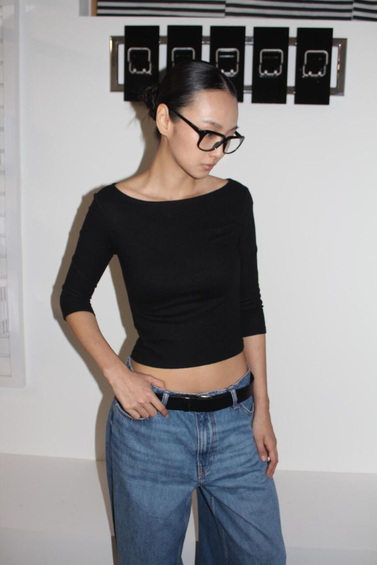 어텐즈(ATTENDS) Restrained boat neck tee shirt (Black)