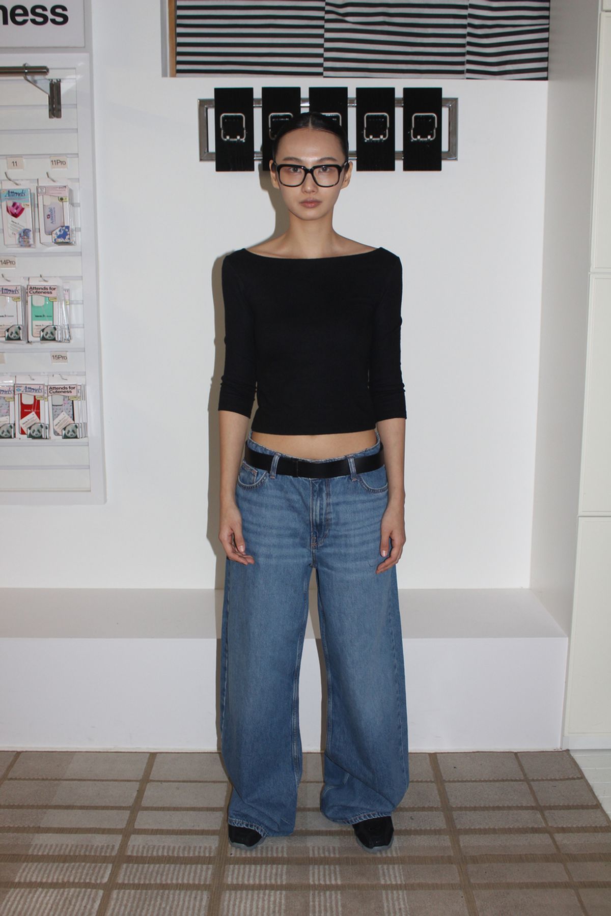 어텐즈(ATTENDS) Restrained boat neck tee shirt (Black)