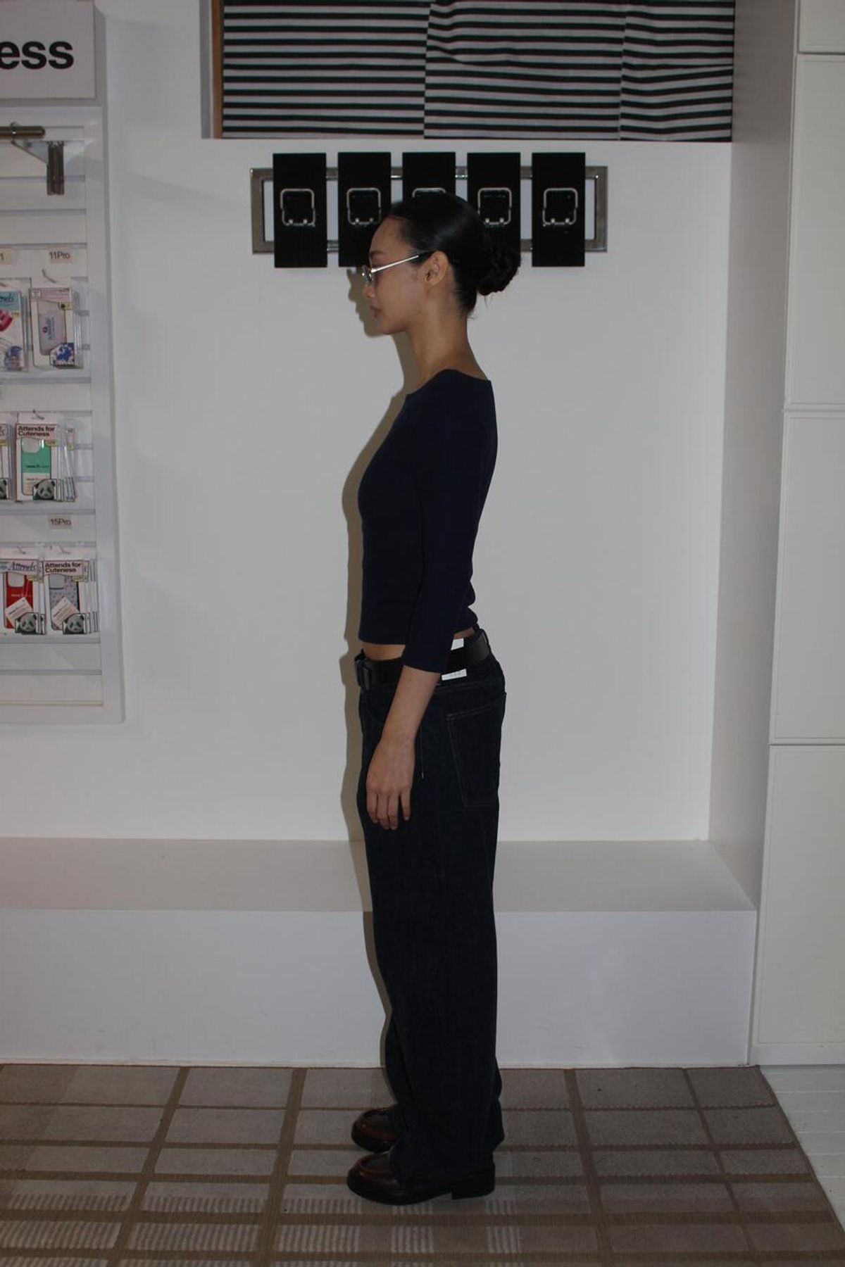 어텐즈(ATTENDS) Restrained boat neck tee shirt (Navy)