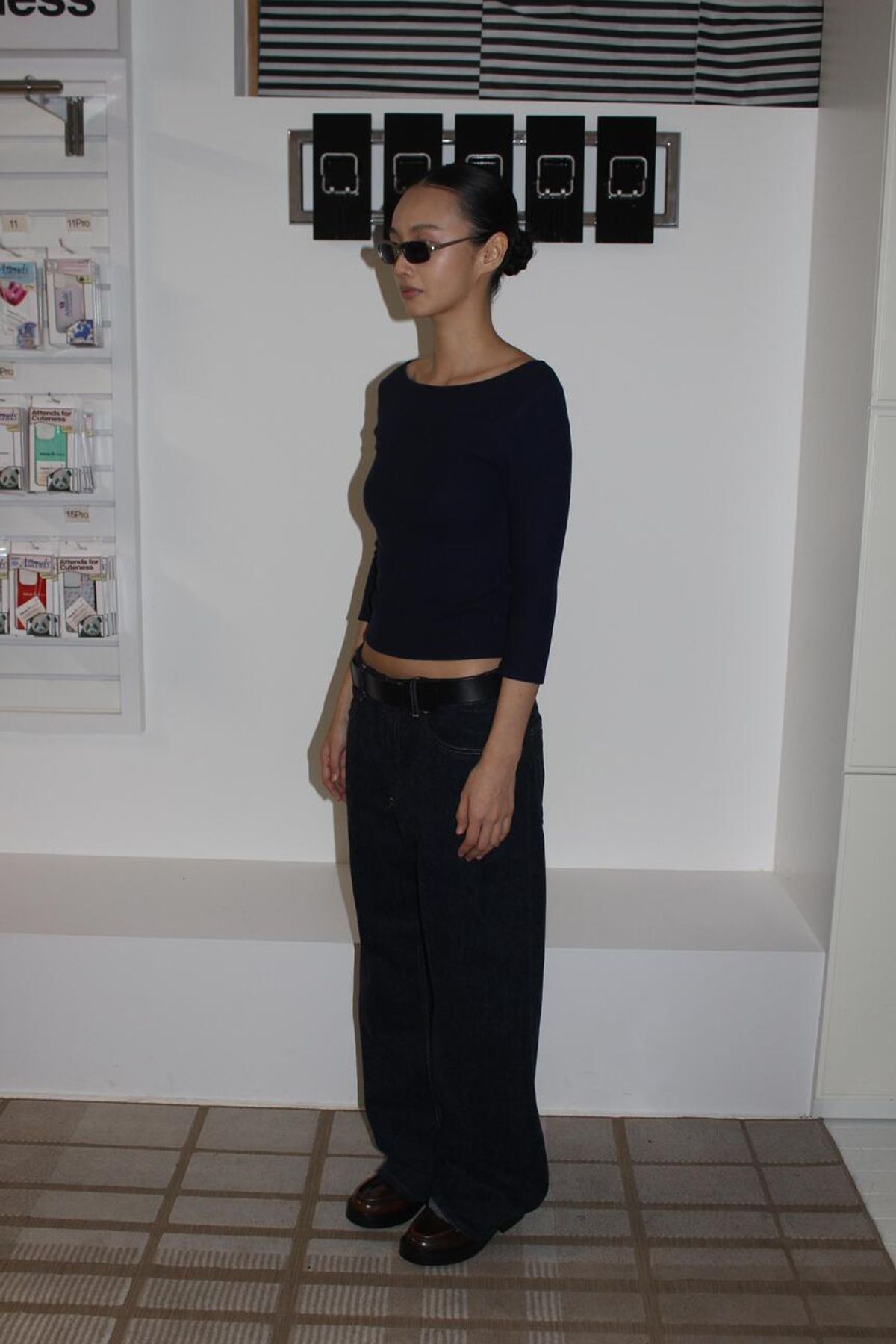 어텐즈(ATTENDS) Restrained boat neck tee shirt (Navy)