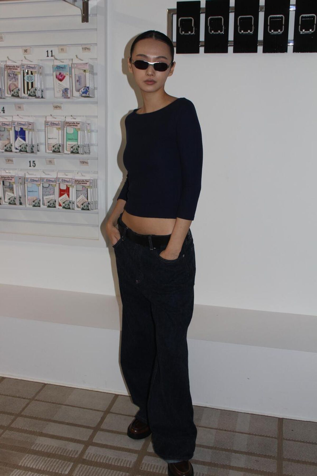 어텐즈(ATTENDS) Restrained boat neck tee shirt (Navy)