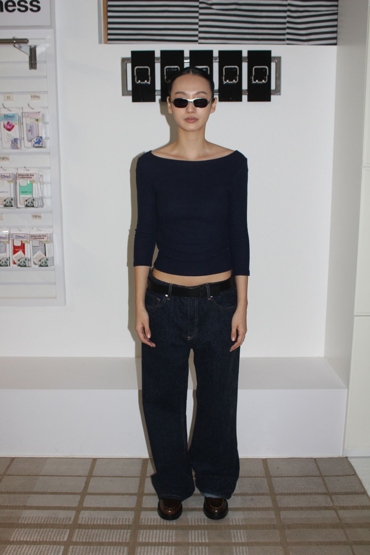 어텐즈(ATTENDS) Restrained boat neck tee shirt (Navy)