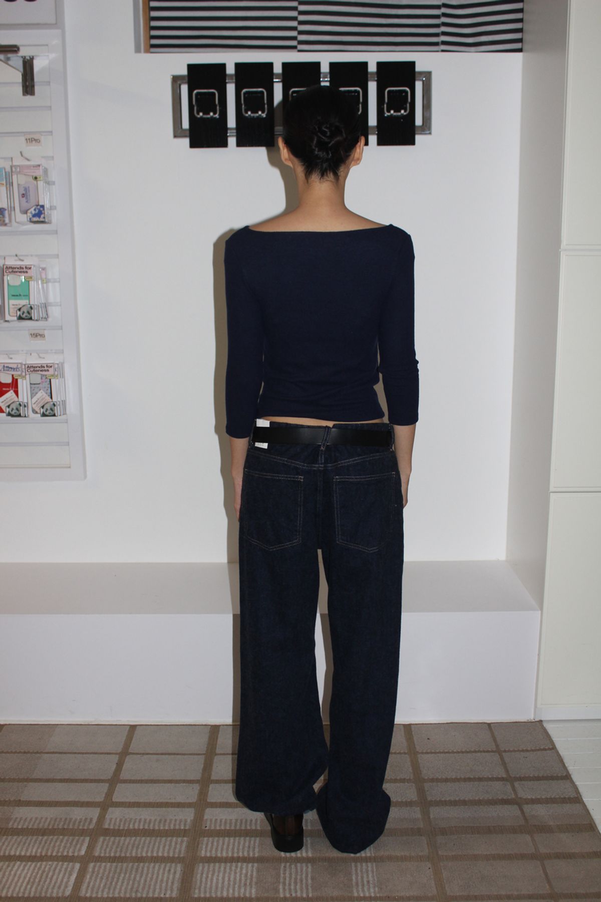 어텐즈(ATTENDS) Restrained boat neck tee shirt (Navy)