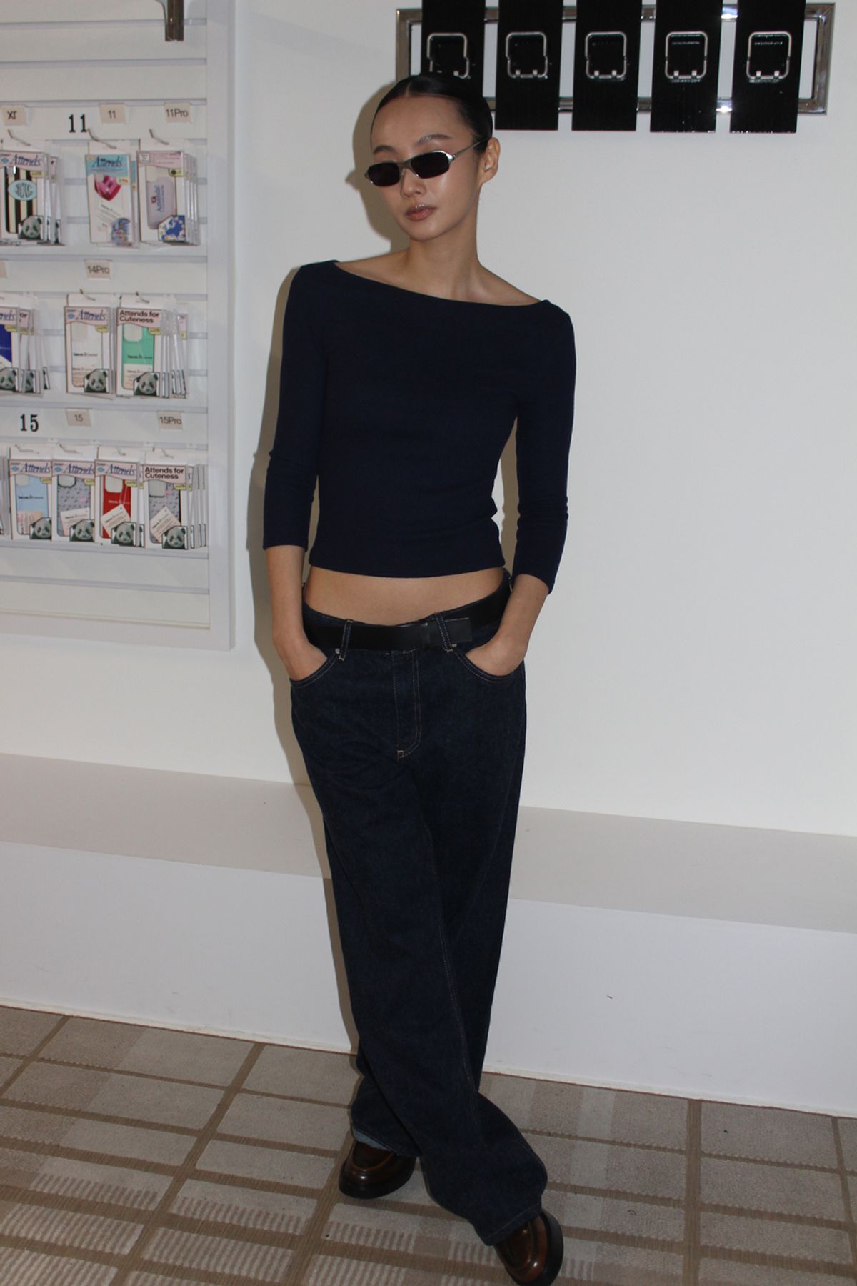 어텐즈(ATTENDS) Restrained boat neck tee shirt (Navy)