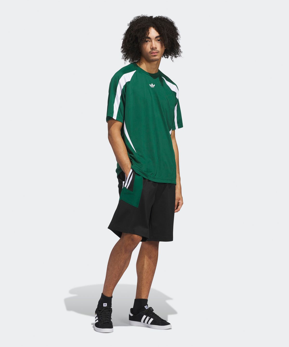 아디다스(ADIDAS) 스케이트보딩 풋볼 숏 팬츠 - 블랙 / JC7603
