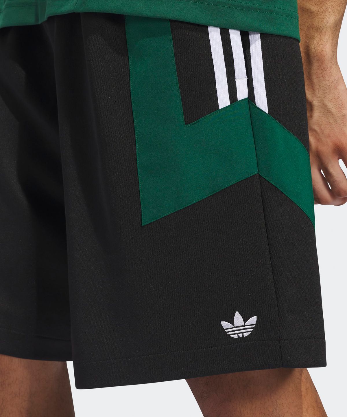 아디다스(ADIDAS) 스케이트보딩 풋볼 숏 팬츠 - 블랙 / JC7603