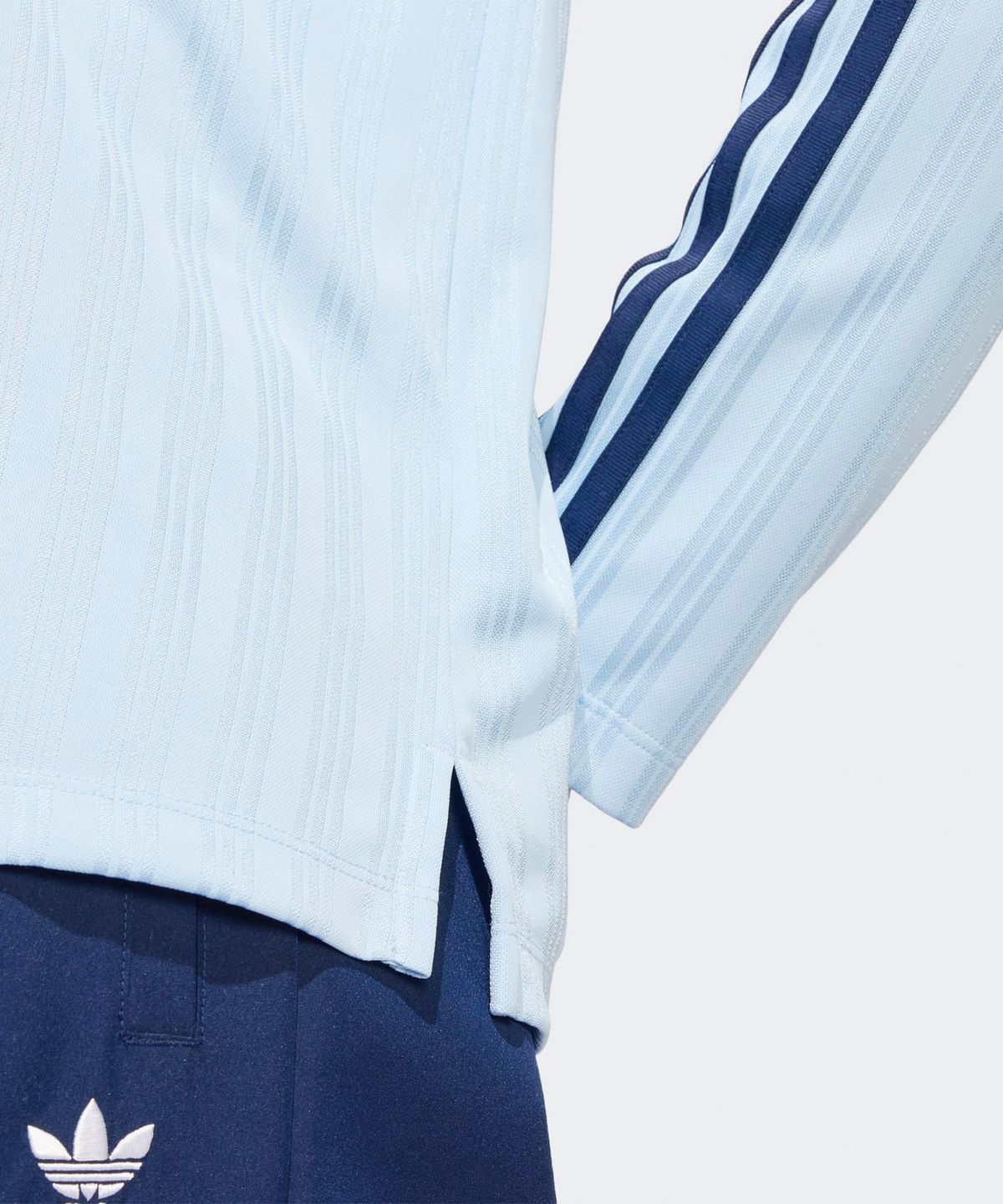 아디다스(ADIDAS) 풋볼 자카드 브이넥 긴팔 폴로 셔츠 - 클리어스카이 / JD2604