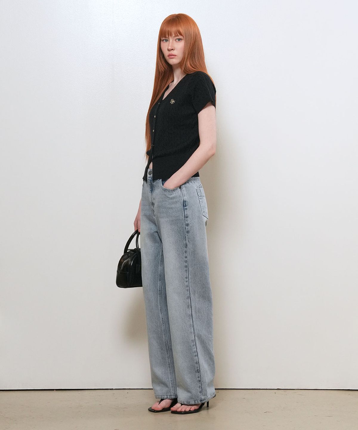 제너럴아이디어(GENERALIDEA) 에어리 브이넥 케이블 가디건 [BLACK] / WBD2L43545