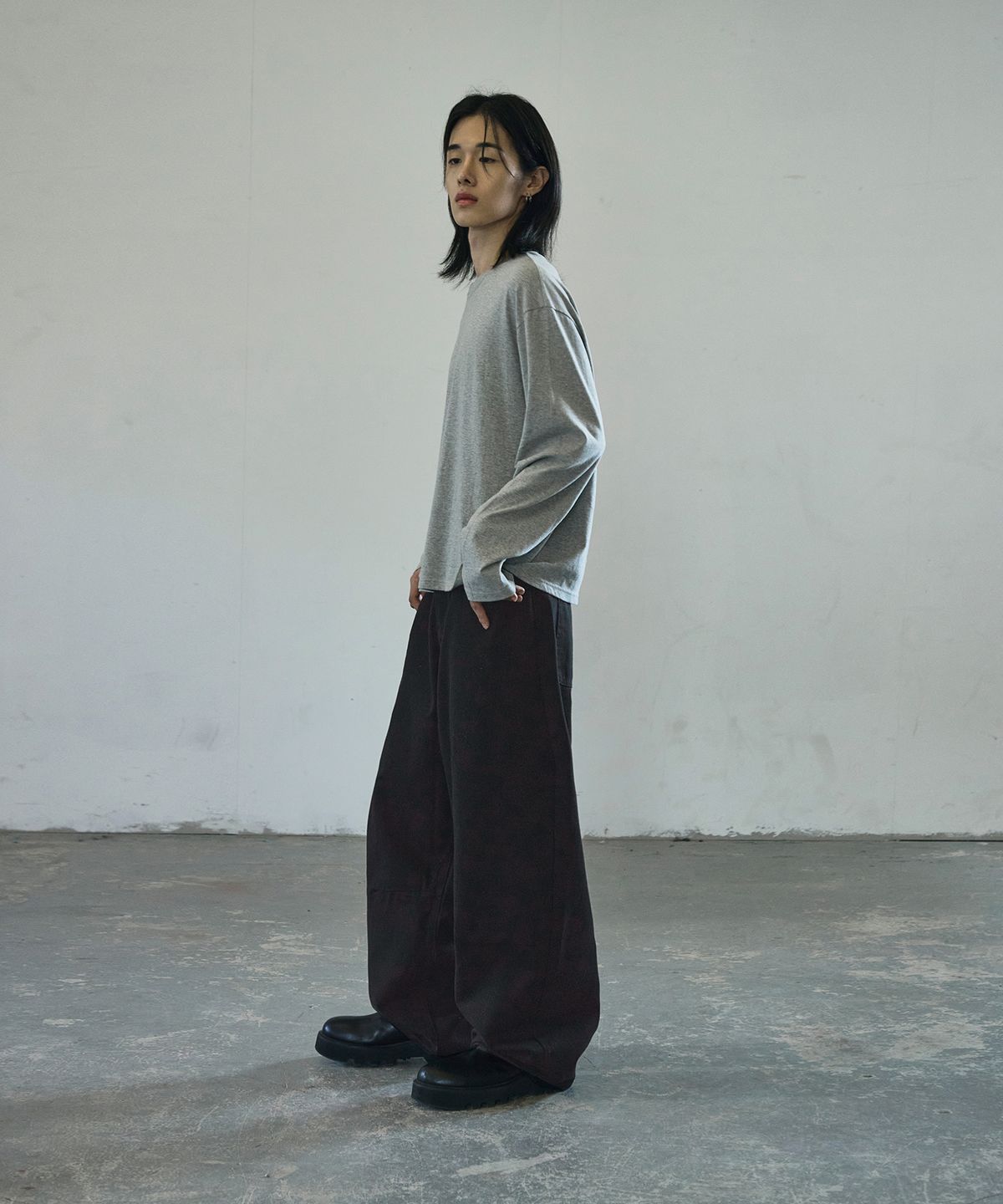 시그니처(SIGNATURE) 와이드 커브드 다트 코튼 팬츠[차콜]